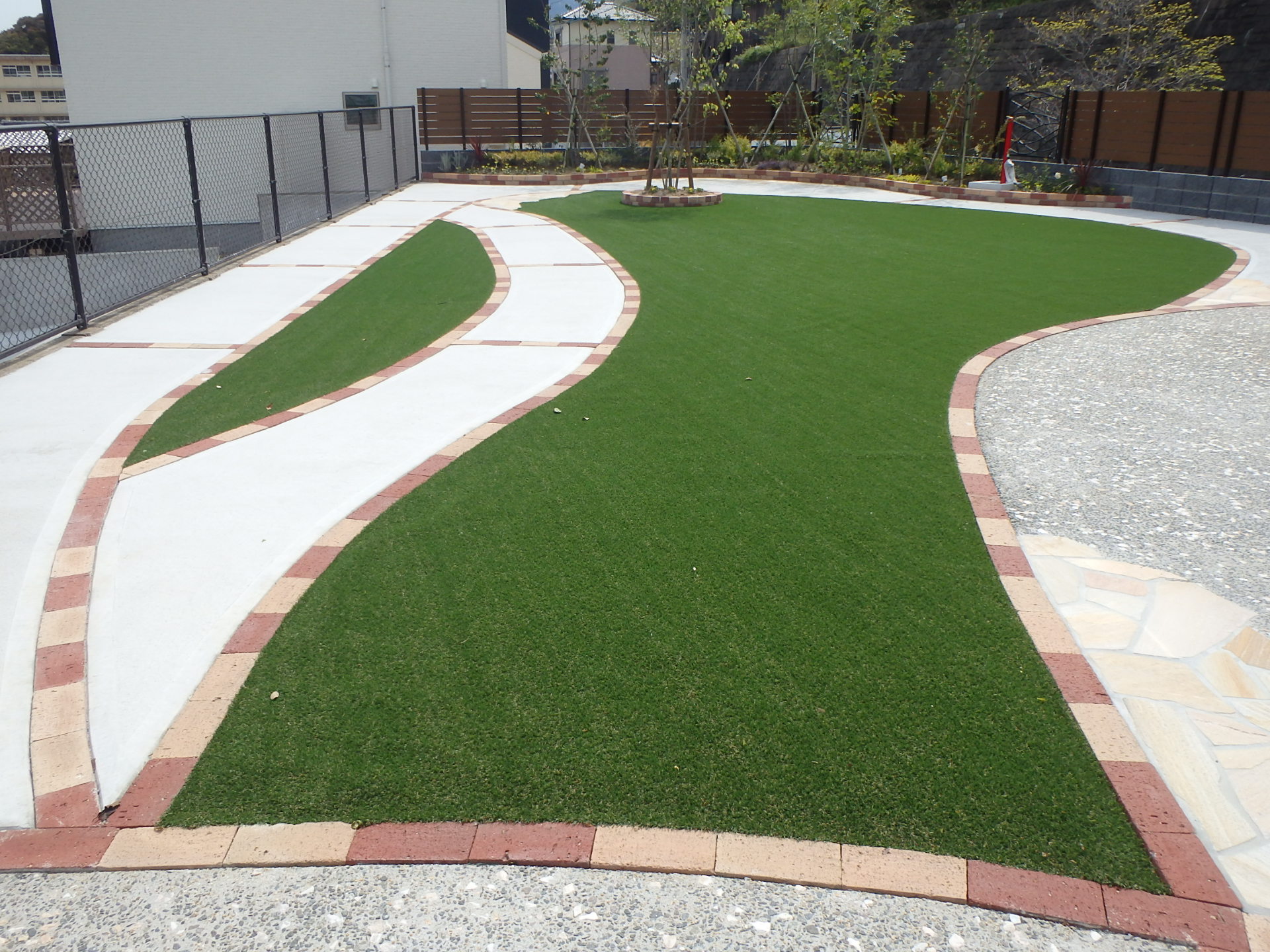 　91　アプローチと人工芝で広いスペースをデザインしました、とてもおしゃれで綺麗です。
