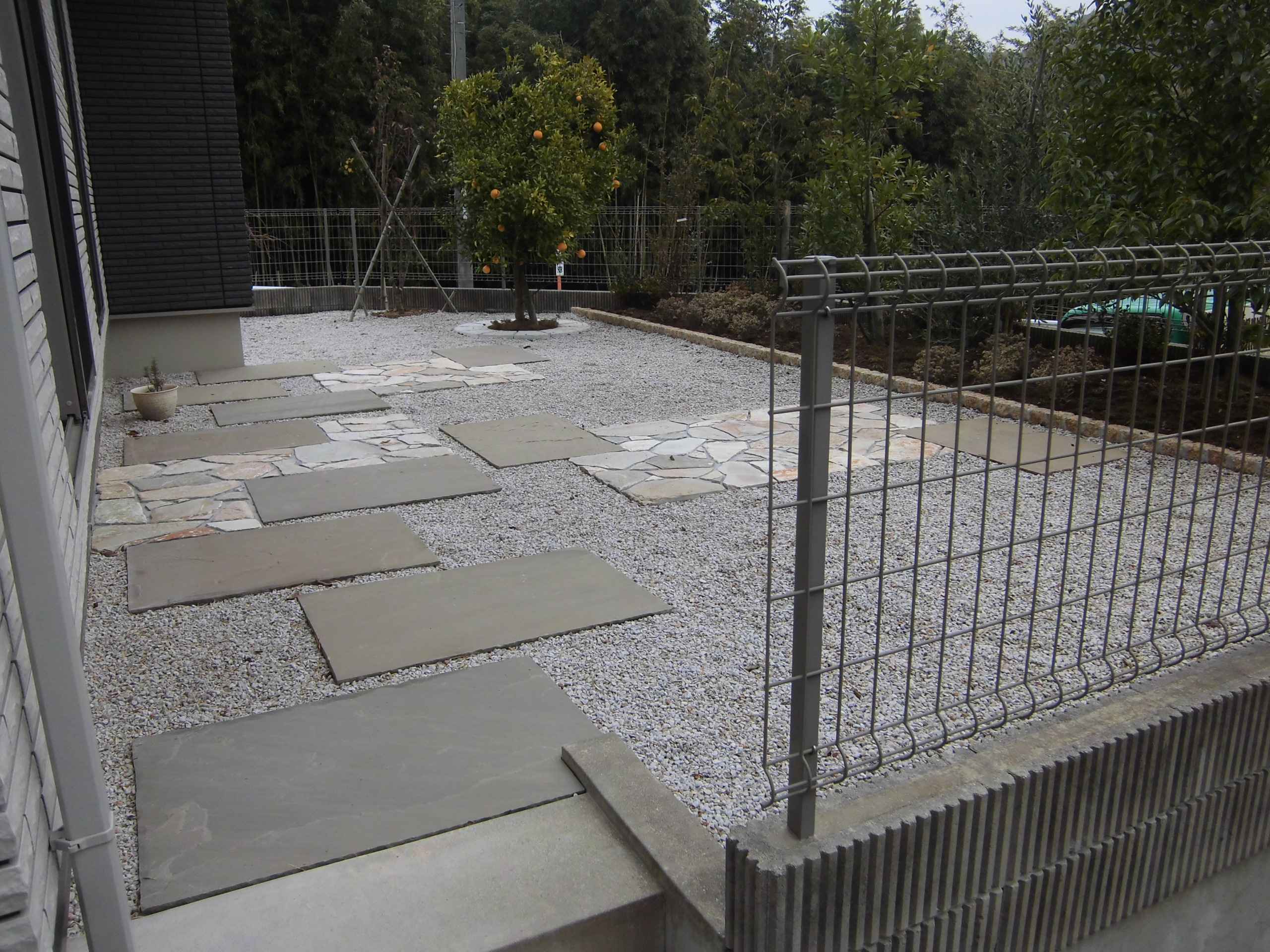 　131佐世保　お庭のスペースを敷石と化粧砂利でデザインしました、とてもおしゃれです。